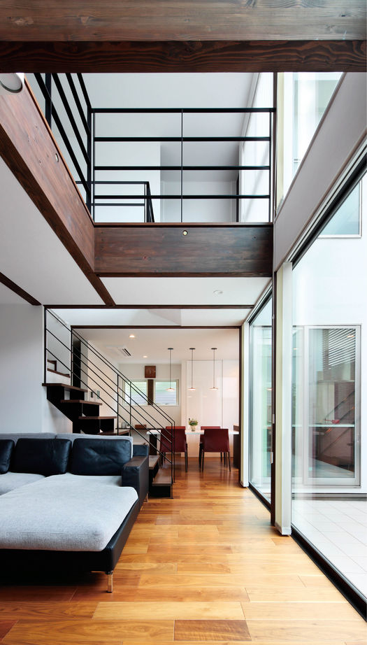 ヤマダホームズ 内と外をつなぐ設計で明るく広々と中庭の滝の水音に心癒される住まいの建築実例画像3