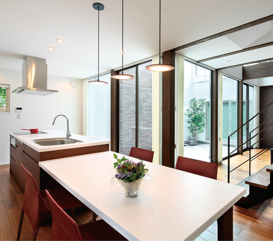 ヤマダホームズ 内と外をつなぐ設計で明るく広々と中庭の滝の水音に心癒される住まいの建築実例画像4