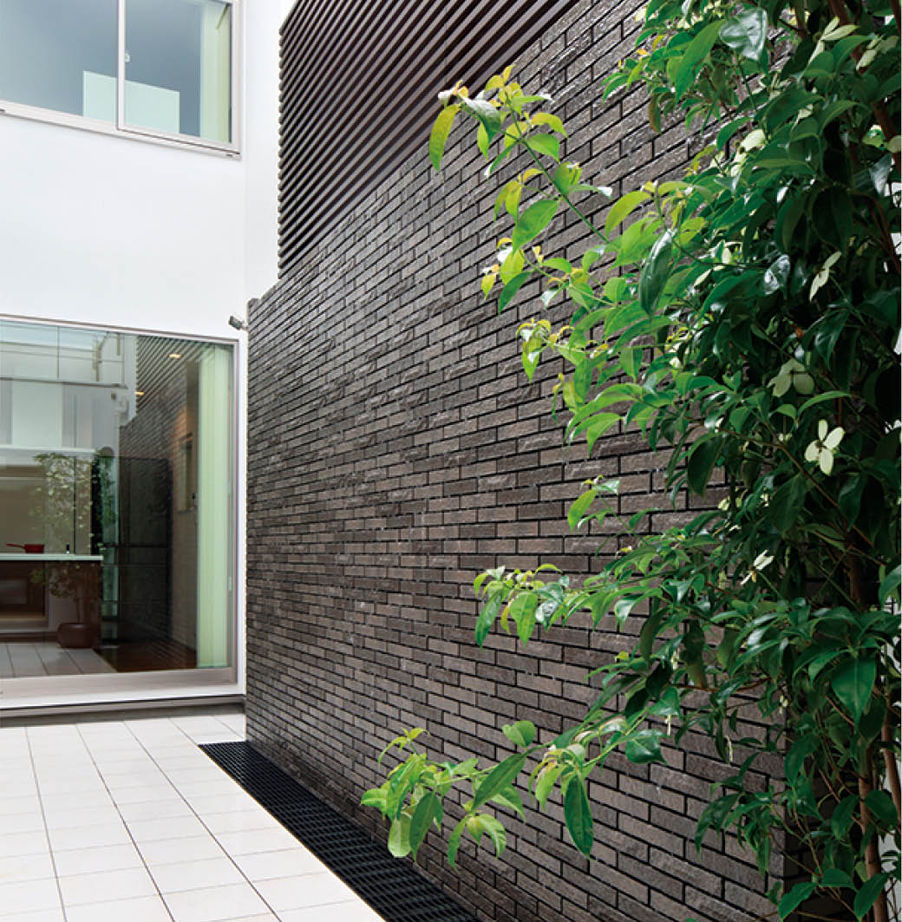 ヤマダホームズ 内と外をつなぐ設計で明るく広々と中庭の滝の水音に心癒される住まいの建築実例画像5