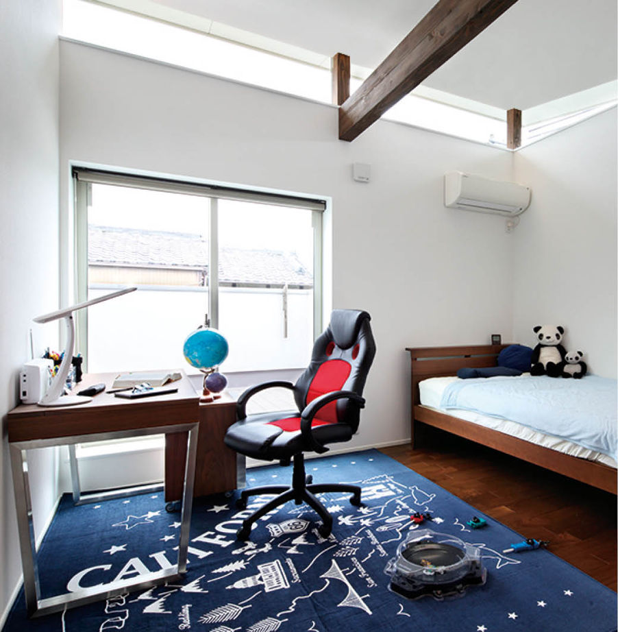 ヤマダホームズ 内と外をつなぐ設計で明るく広々と中庭の滝の水音に心癒される住まいの建築実例画像7