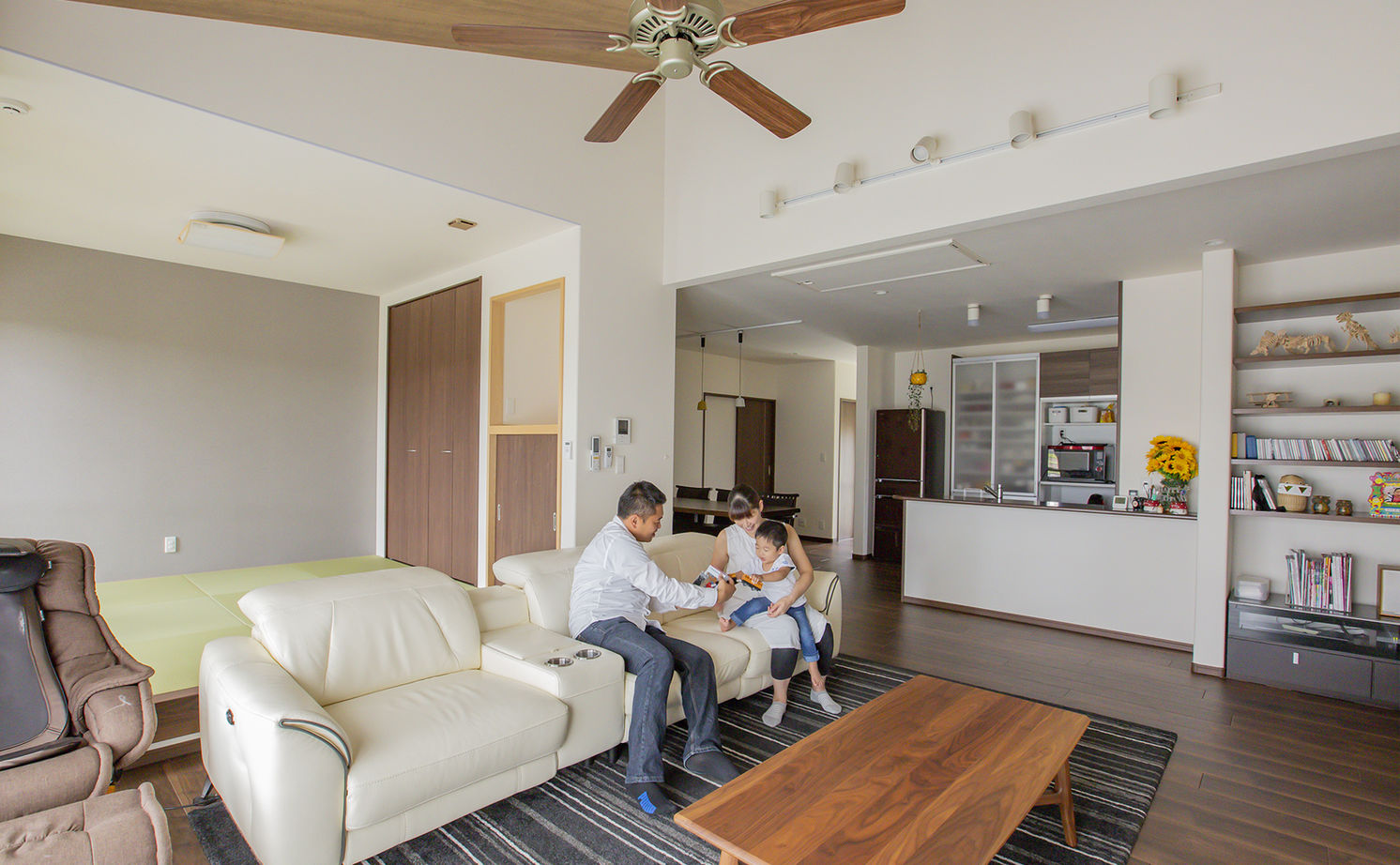 ヤマダホームズ ゆとりの広さと勾配天井の効果で、よりいっそうの開放感を満喫できる、平屋の住まいの建築実例画像2