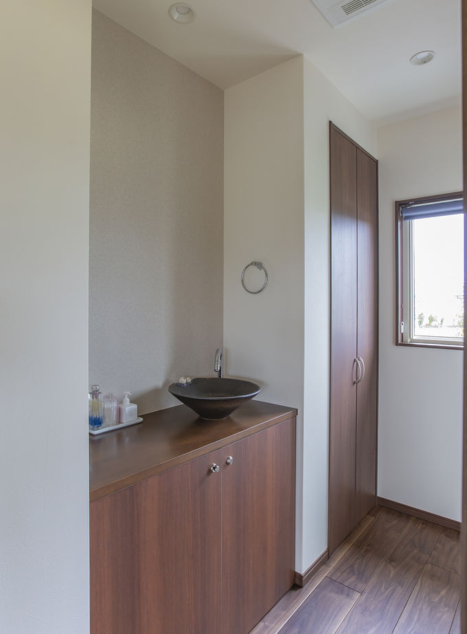 ヤマダホームズ ゆとりの広さと勾配天井の効果で、よりいっそうの開放感を満喫できる、平屋の住まいの建築実例画像8