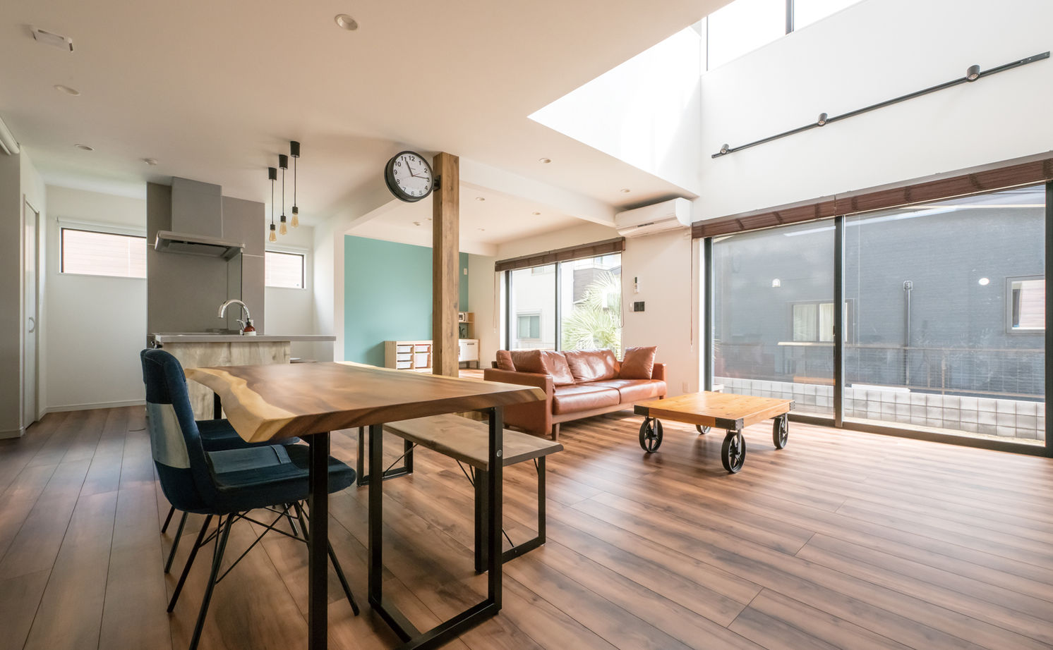 ヤマダホームズ 吹き抜けがひときわの開放感を生む大空間のLDKで、大らかに子育てを楽しむ住まいの建築実例画像