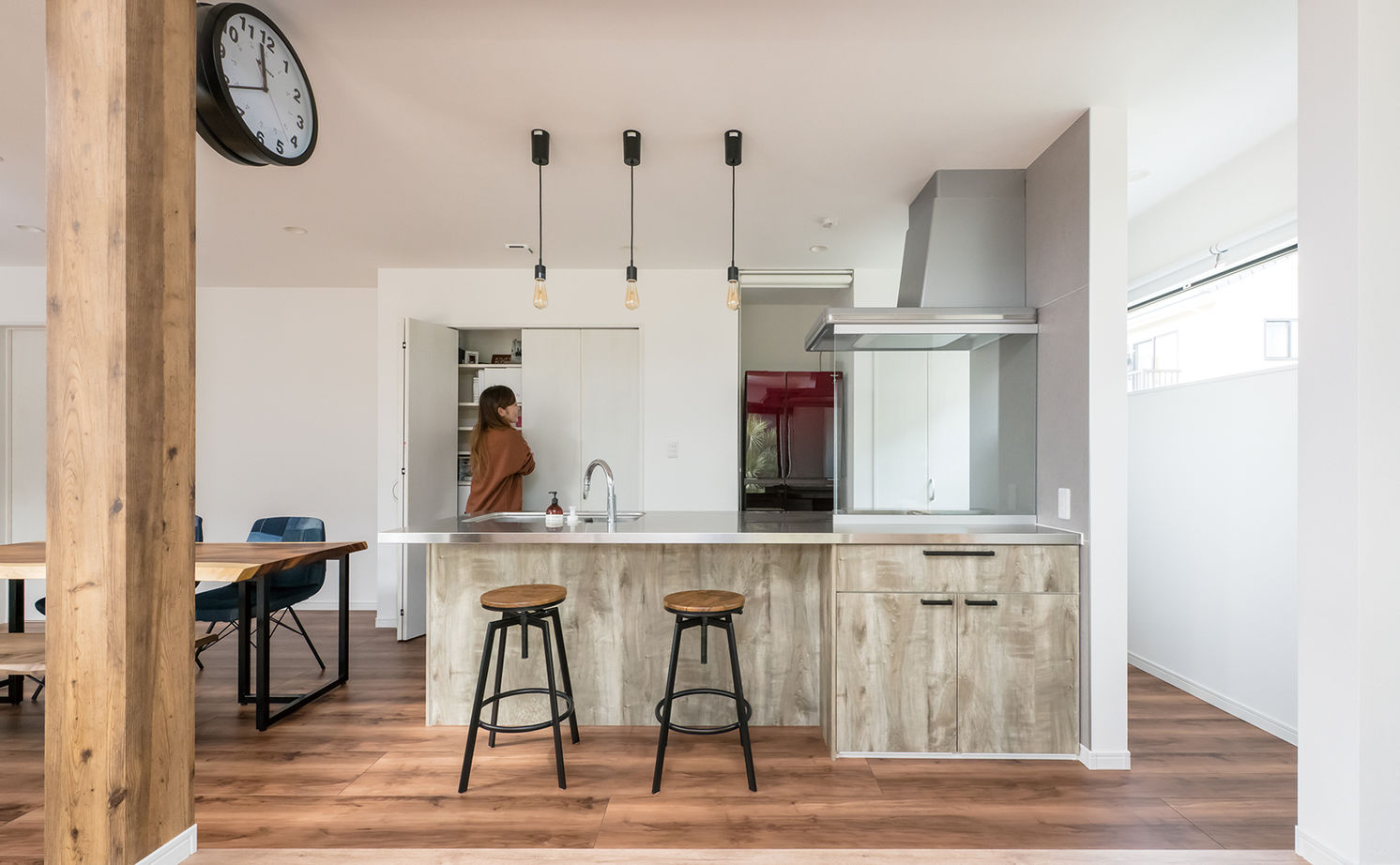 ヤマダホームズ 吹き抜けがひときわの開放感を生む大空間のLDKで、大らかに子育てを楽しむ住まいの建築実例画像2