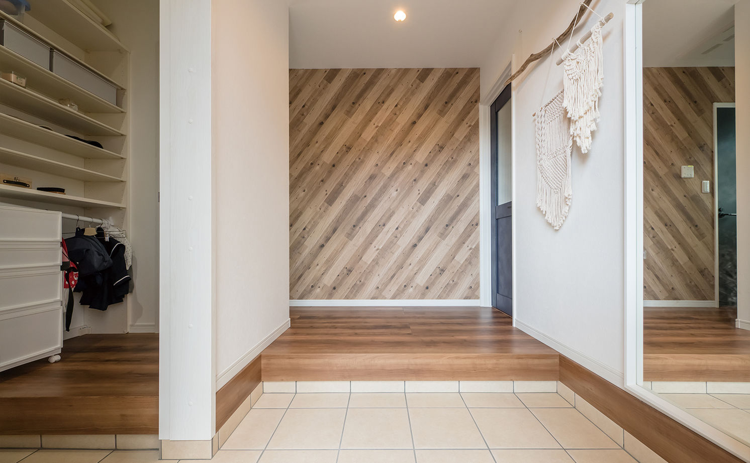 ヤマダホームズ 吹き抜けがひときわの開放感を生む大空間のLDKで、大らかに子育てを楽しむ住まいの建築実例画像7