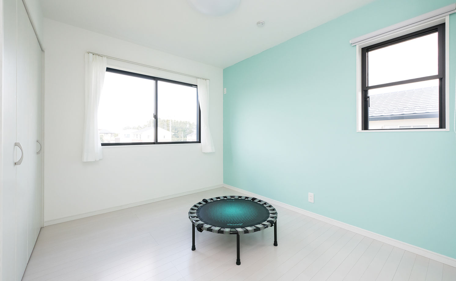 ヤマダホームズ 吹き抜けがひときわの開放感を生む大空間のLDKで、大らかに子育てを楽しむ住まいの建築実例画像9