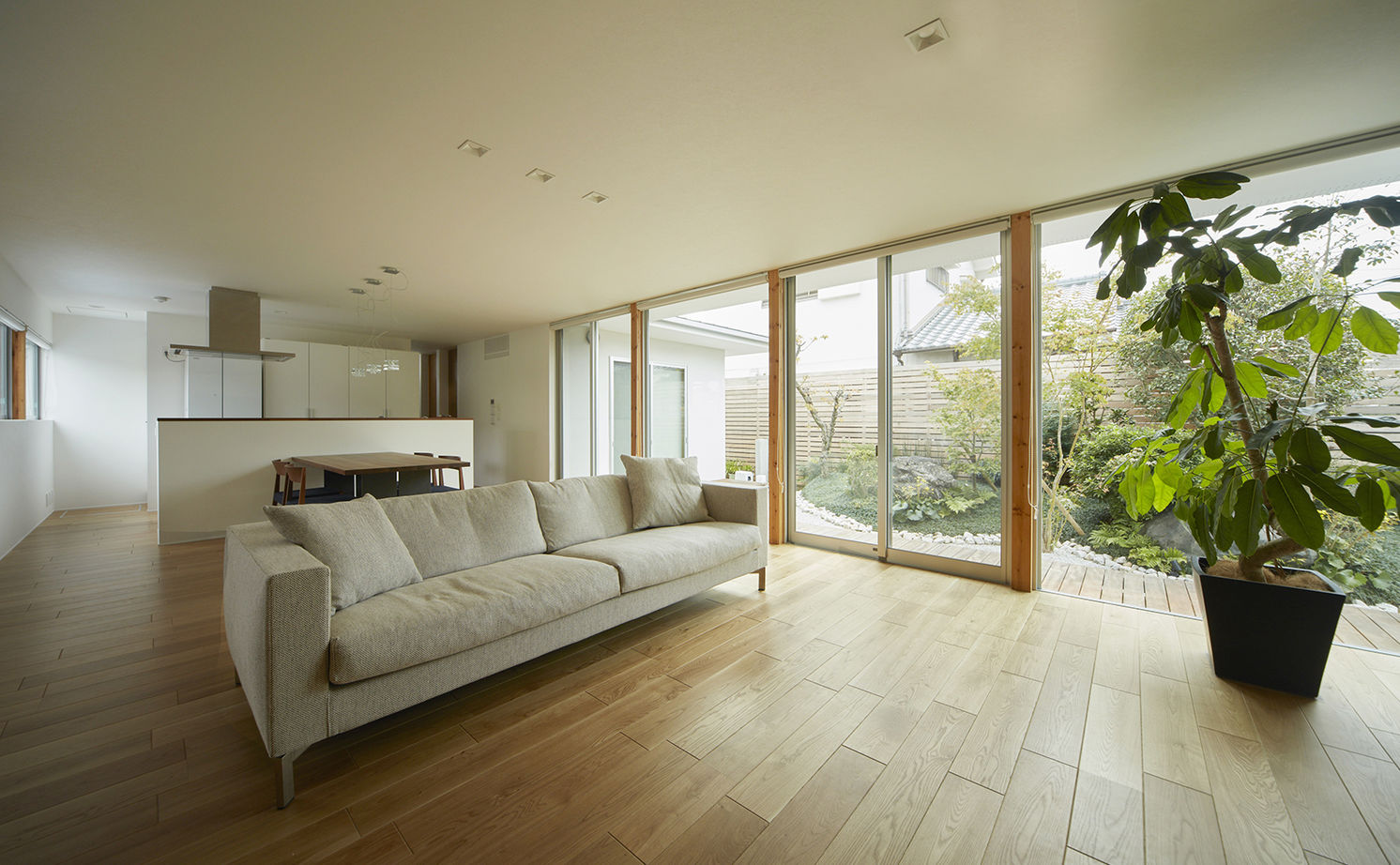 ヤマダホームズ 庭の景観を取り込み、玄関土間からLDKまでの一体感が楽しめる、ダイナミックな空間が心地いい住まいの建築実例画像2