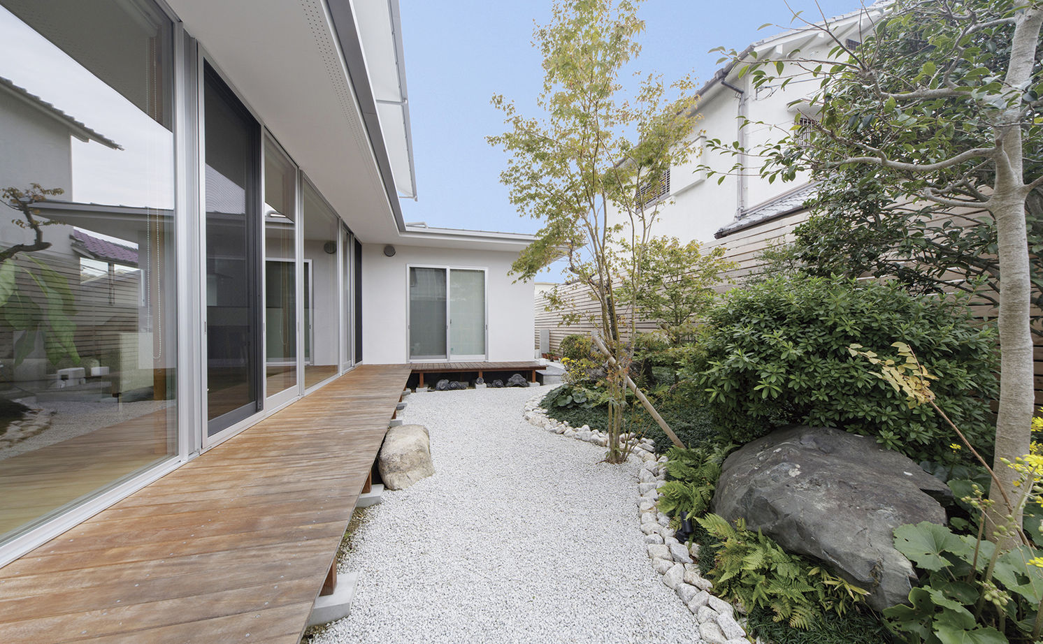 ヤマダホームズ 庭の景観を取り込み、玄関土間からLDKまでの一体感が楽しめる、ダイナミックな空間が心地いい住まいの建築実例画像7