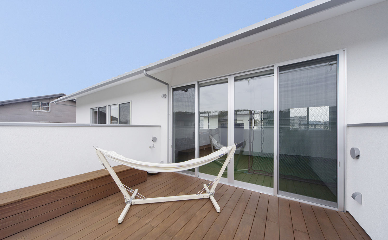 ヤマダホームズ 庭の景観を取り込み、玄関土間からLDKまでの一体感が楽しめる、ダイナミックな空間が心地いい住まいの建築実例画像10