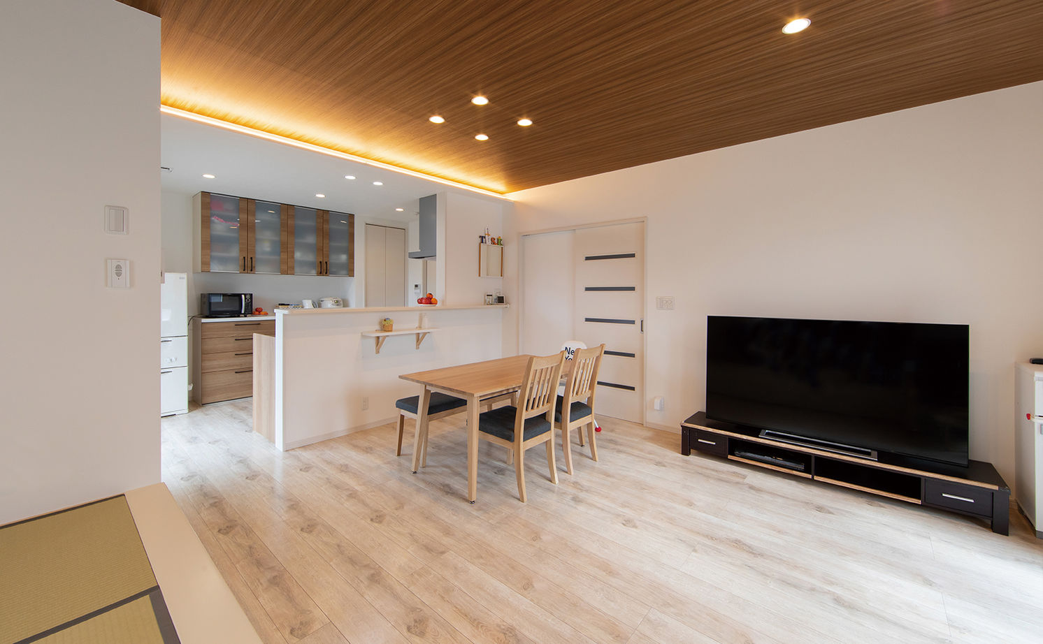 ヤマダホームズ 子育て＆共働き家族に暮らしやすい平屋。家事動線が良く、大容量の太陽光パネル、3台の駐車スペースも確保の建築実例画像3