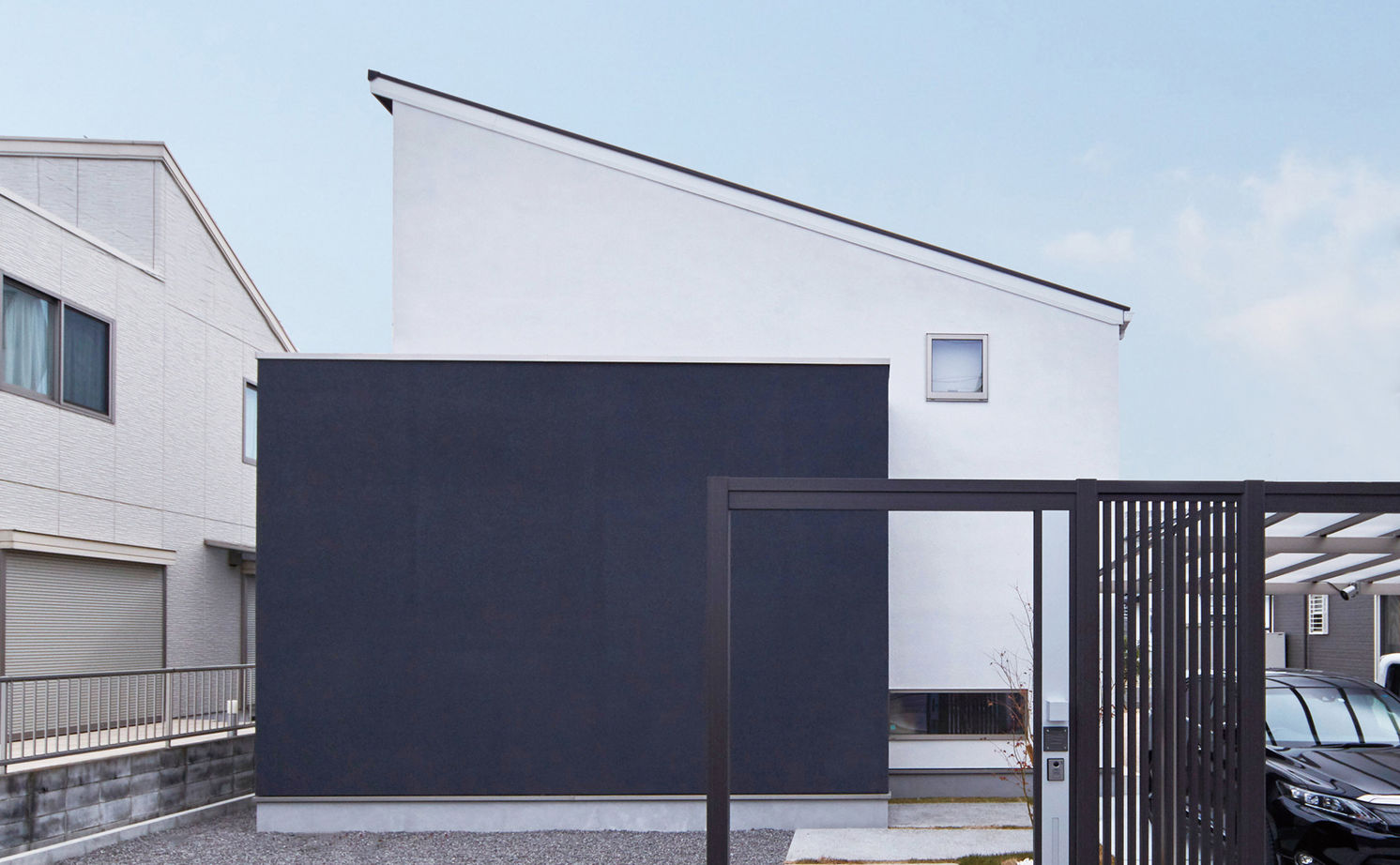 ヤマダホームズ 外部の視線を遮り、土間からLDKまで続く内に広がる設計が開放感を高めた、和モダンの住まいの建築実例画像