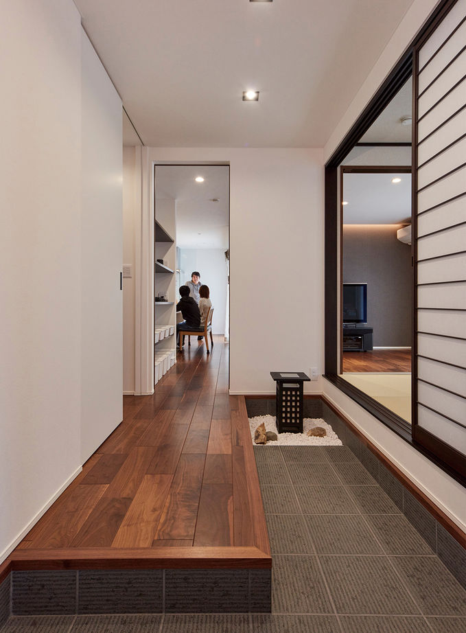 ヤマダホームズ 外部の視線を遮り、土間からLDKまで続く内に広がる設計が開放感を高めた、和モダンの住まいの建築実例画像2