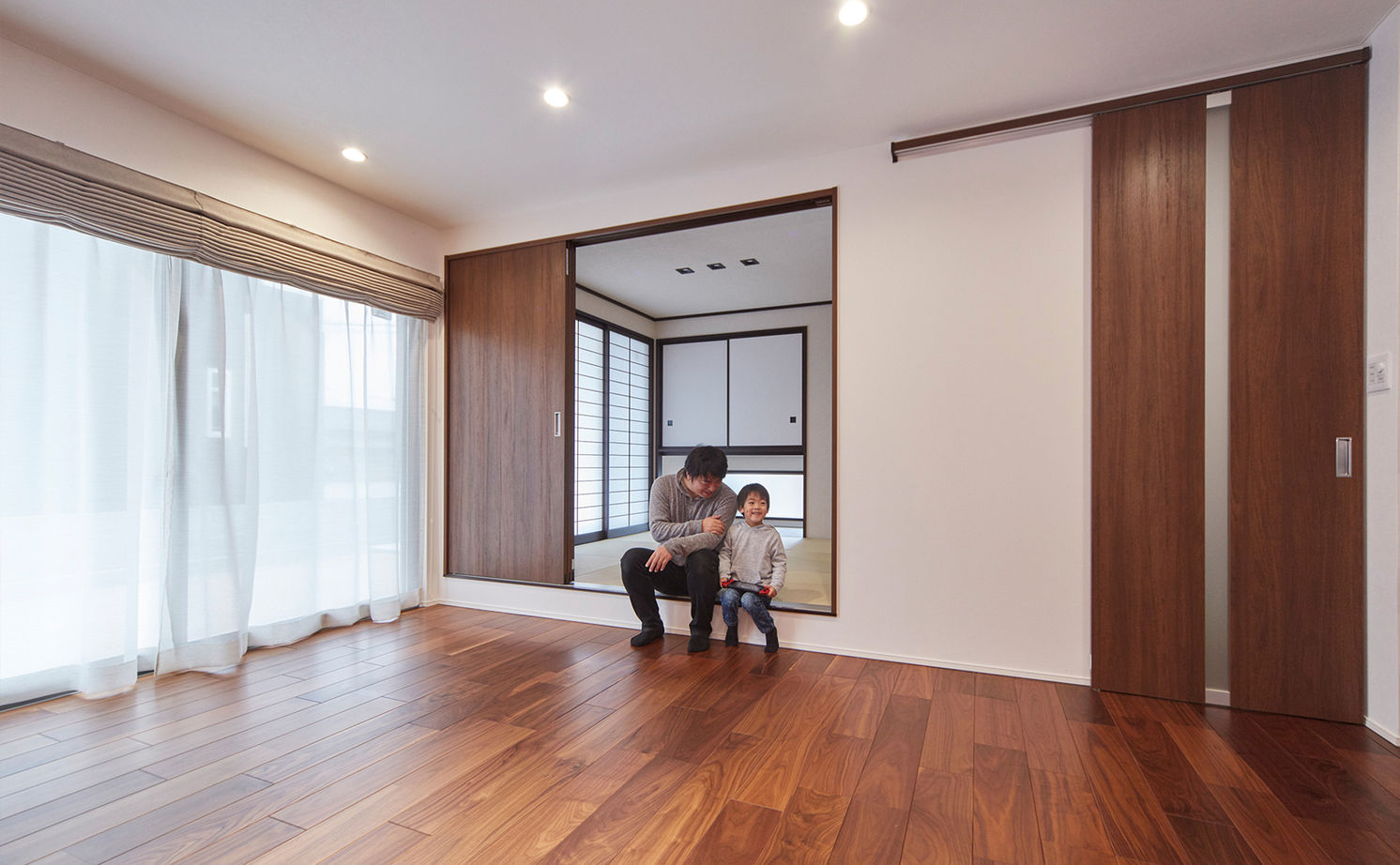 ヤマダホームズ 外部の視線を遮り、土間からLDKまで続く内に広がる設計が開放感を高めた、和モダンの住まいの建築実例画像3