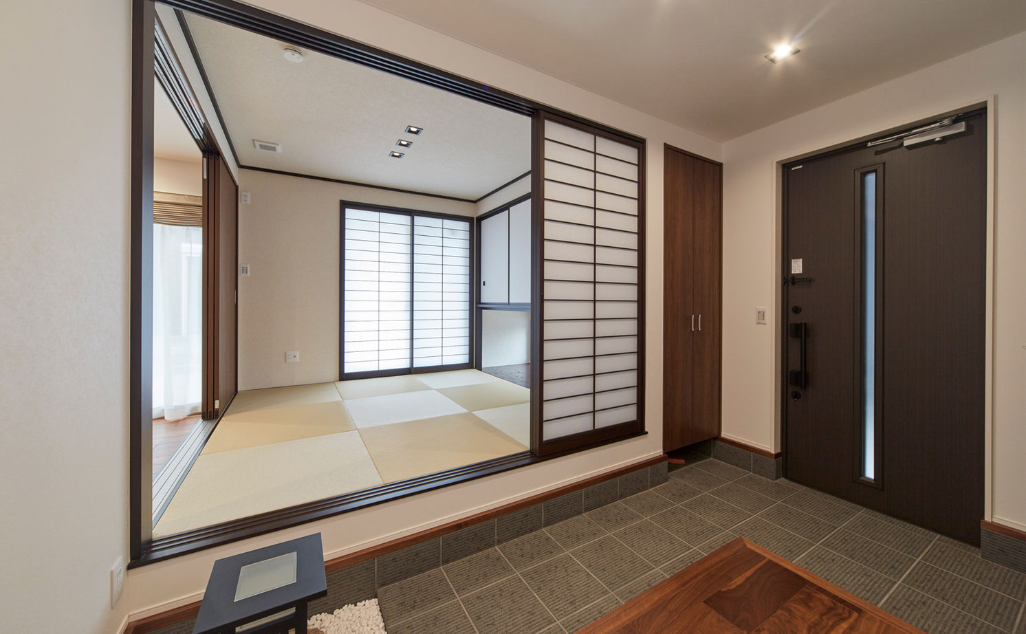 ヤマダホームズ 外部の視線を遮り、土間からLDKまで続く内に広がる設計が開放感を高めた、和モダンの住まいの建築実例画像4