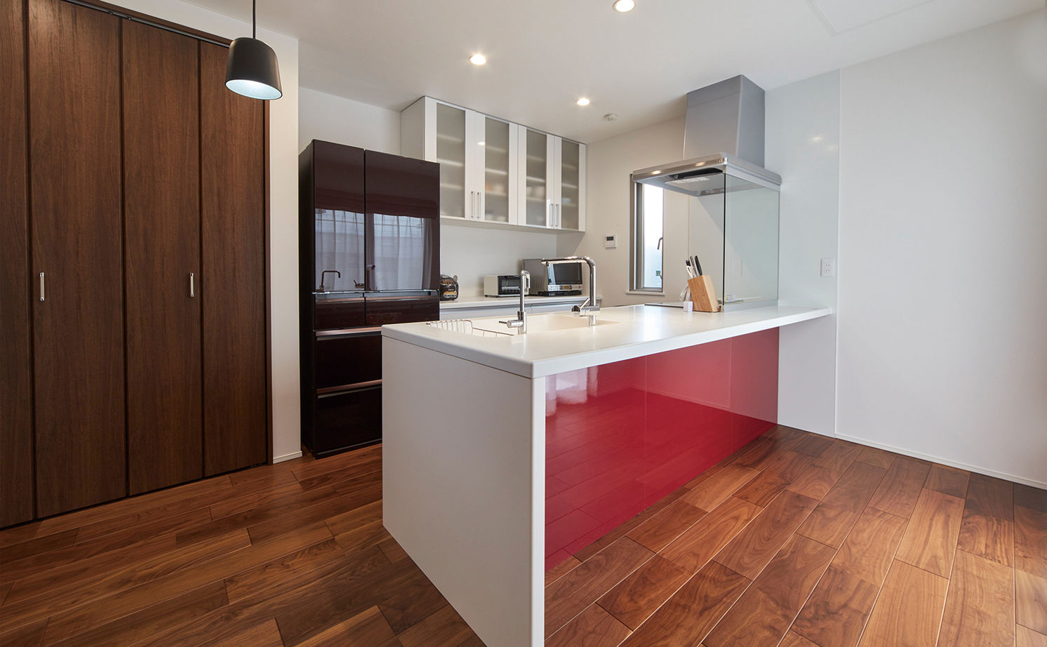 ヤマダホームズ 外部の視線を遮り、土間からLDKまで続く内に広がる設計が開放感を高めた、和モダンの住まいの建築実例画像5