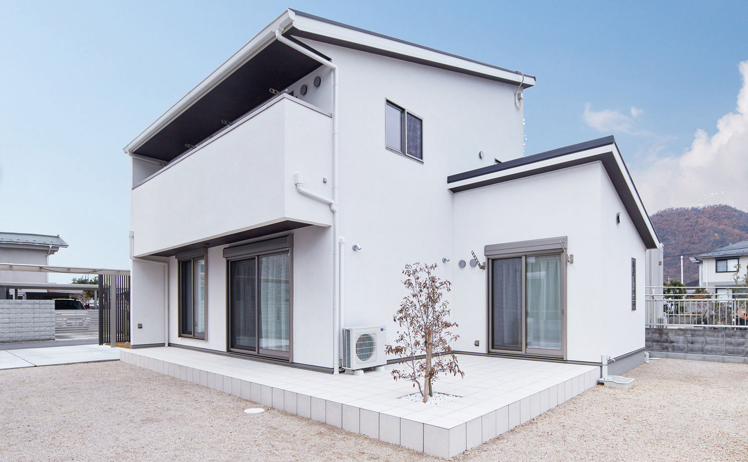 ヤマダホームズ 外部の視線を遮り、土間からLDKまで続く内に広がる設計が開放感を高めた、和モダンの住まいの建築実例画像10