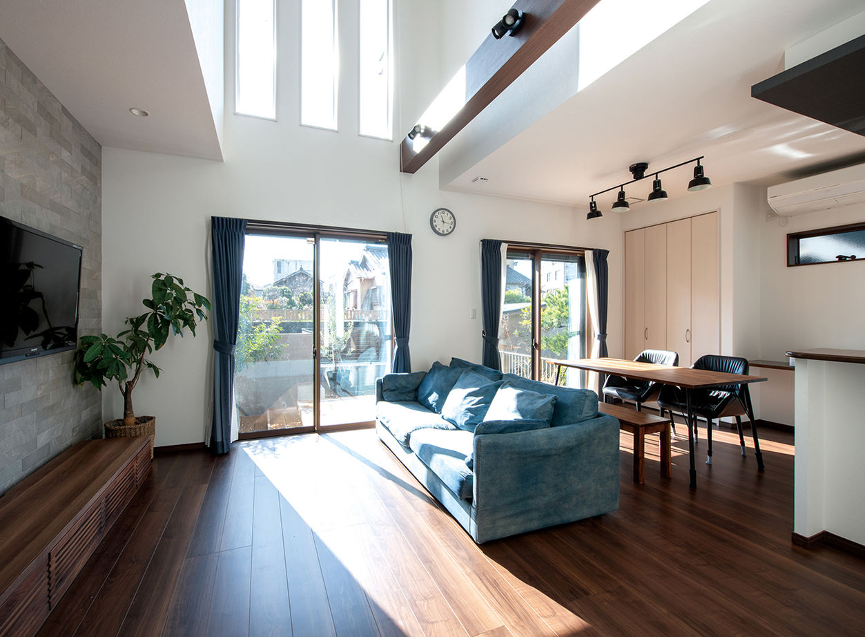 ヤマダホームズ 南面に開口と吹抜けを設けて、あふれる開放感とどこにいても家族の気配が感じられる、理想の住まいにの建築実例画像1