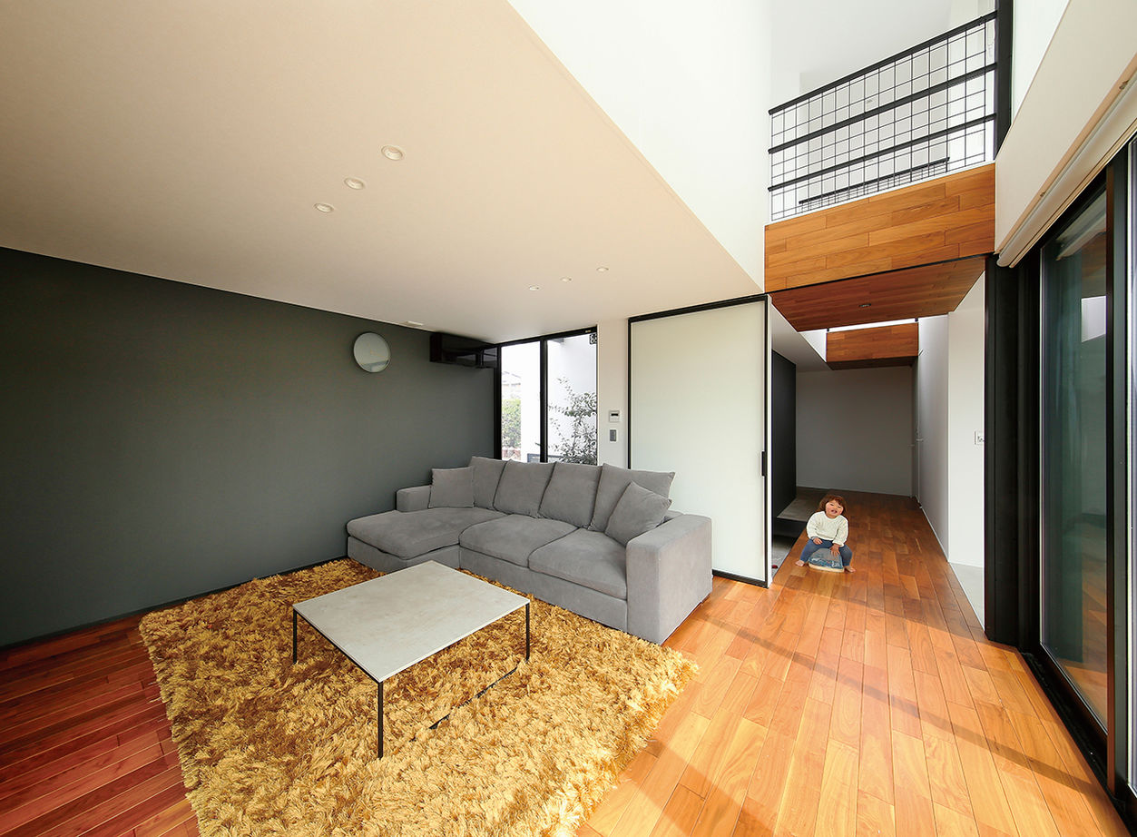 ヤマダホームズ ガラス張りのプライベートエリアに溢れる開放感！プライバシーを守られながら自然の光と家族の絆を感じる家の建築実例画像2