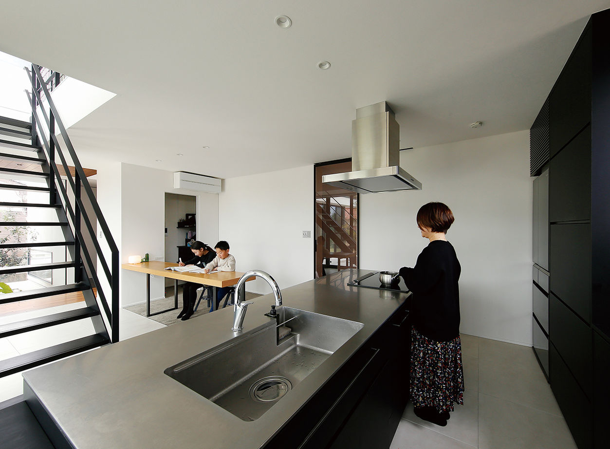 ヤマダホームズ ガラス張りのプライベートエリアに溢れる開放感！プライバシーを守られながら自然の光と家族の絆を感じる家の建築実例画像3