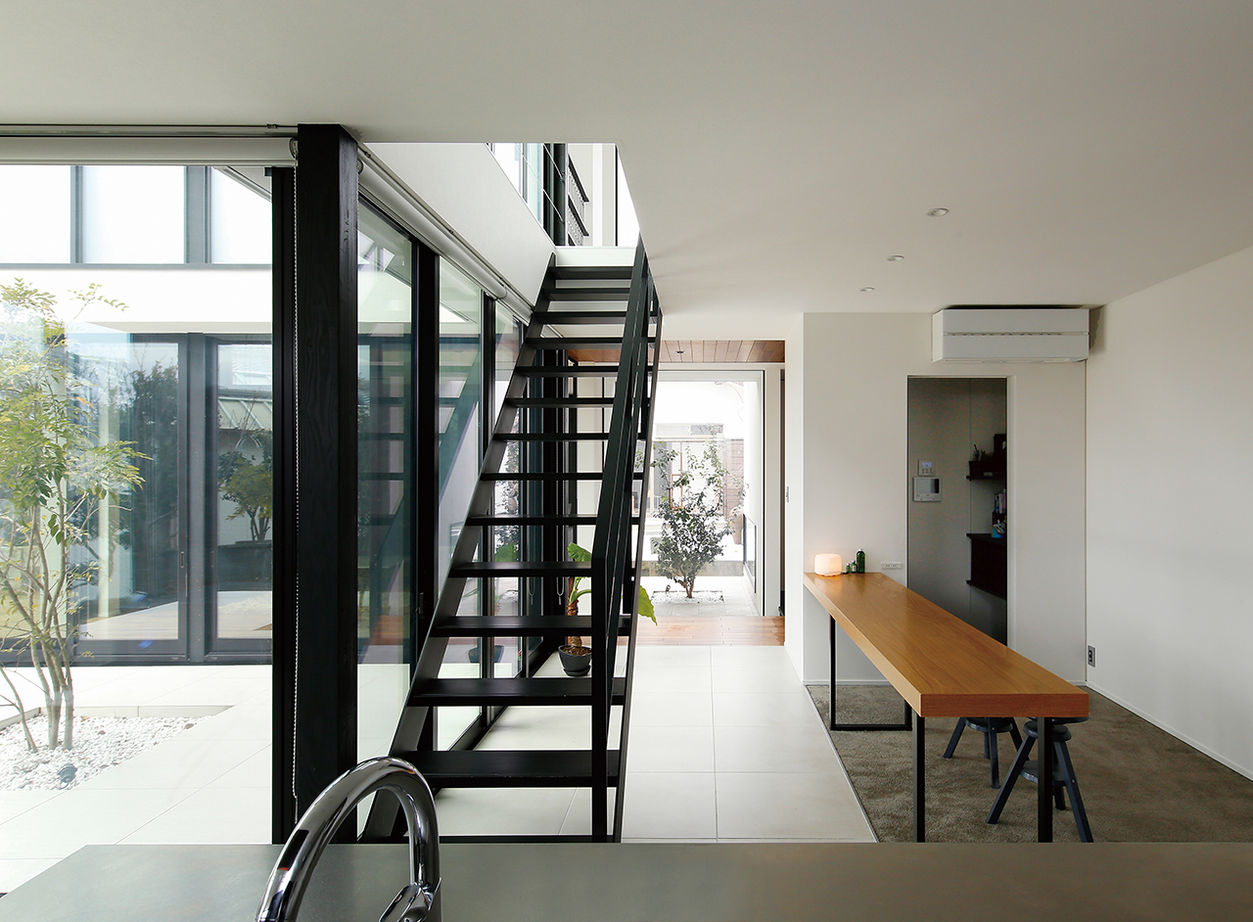 ヤマダホームズ ガラス張りのプライベートエリアに溢れる開放感！プライバシーを守られながら自然の光と家族の絆を感じる家の建築実例画像4