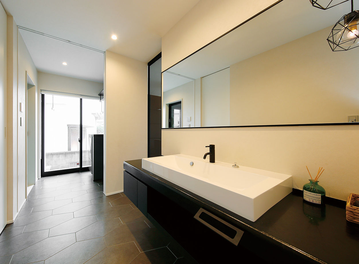 ヤマダホームズ ガラス張りのプライベートエリアに溢れる開放感！プライバシーを守られながら自然の光と家族の絆を感じる家の建築実例画像5