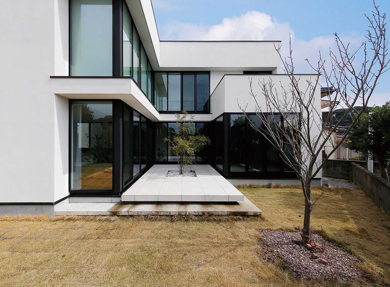 ヤマダホームズ ガラス張りのプライベートエリアに溢れる開放感！プライバシーを守られながら自然の光と家族の絆を感じる家の建築実例画像8