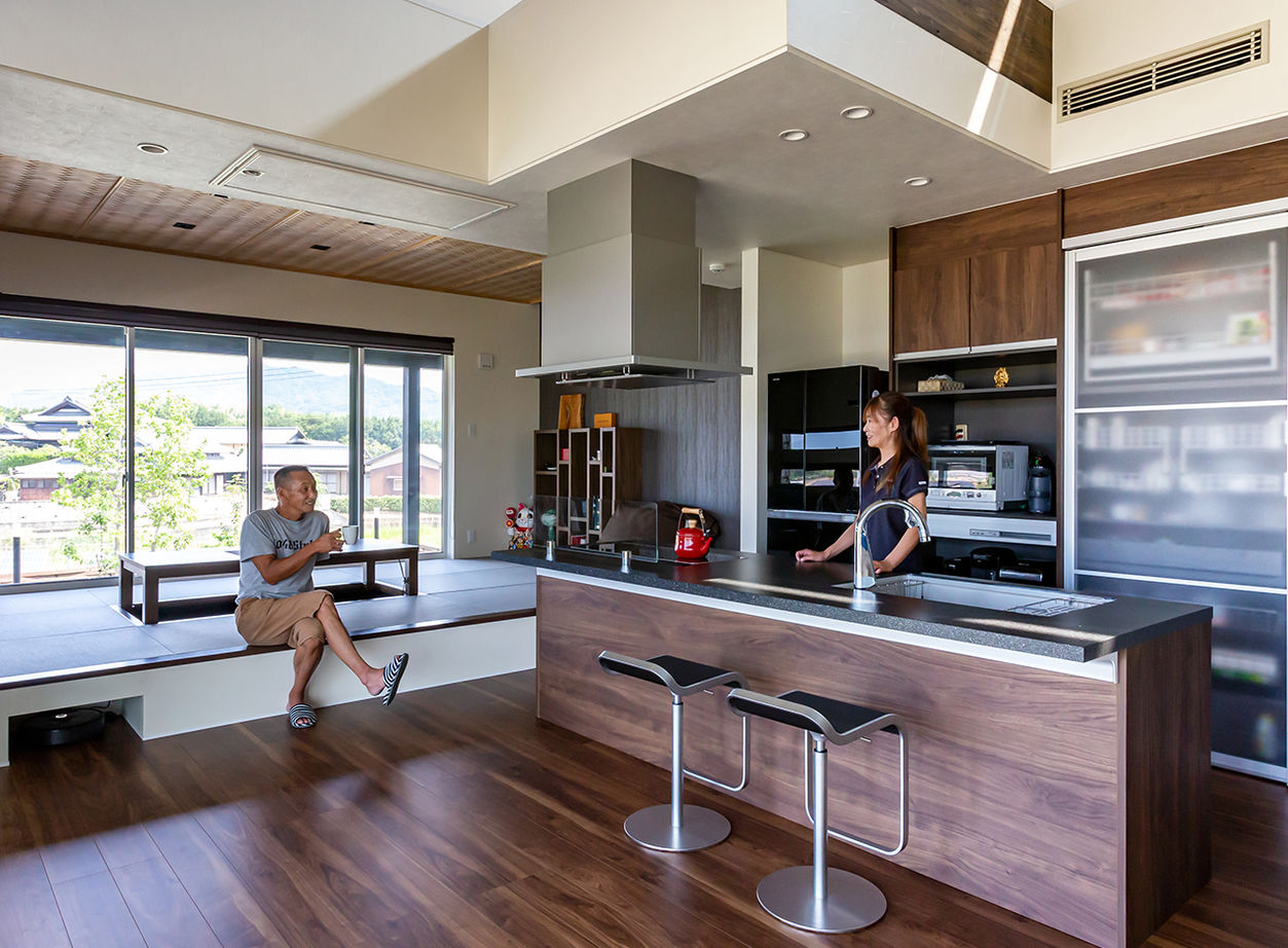 ヤマダホームズ 薪ストーブのあるリビングで、愛車を眺めながら仲間と過ごす夢を実現の建築実例画像2