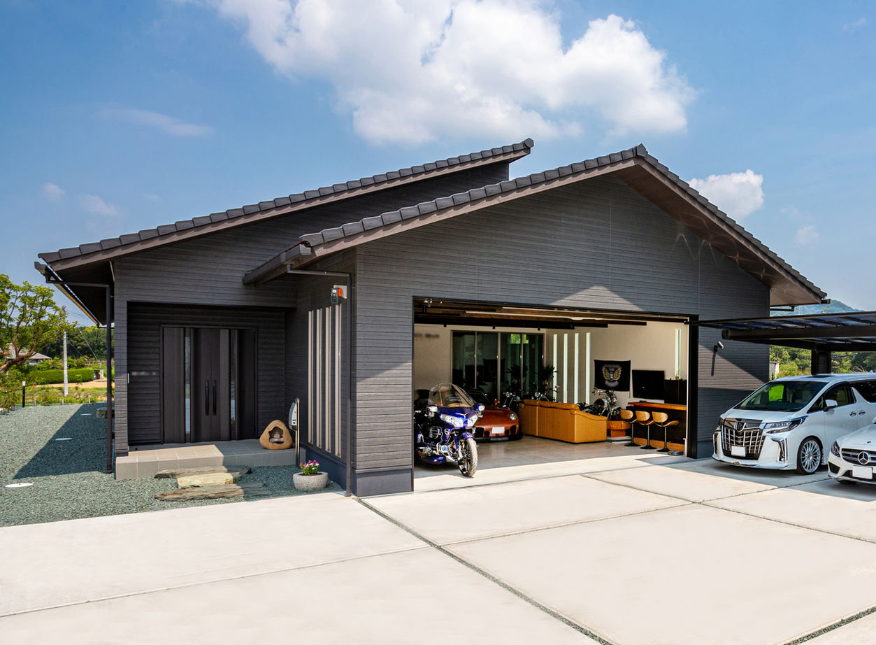 ヤマダホームズ 薪ストーブのあるリビングで、愛車を眺めながら仲間と過ごす夢を実現の建築実例画像3