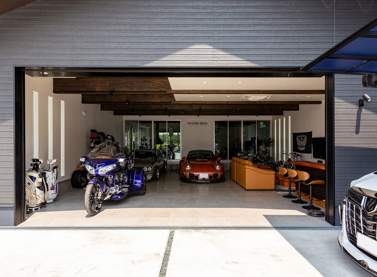 ヤマダホームズ 薪ストーブのあるリビングで、愛車を眺めながら仲間と過ごす夢を実現の建築実例画像4