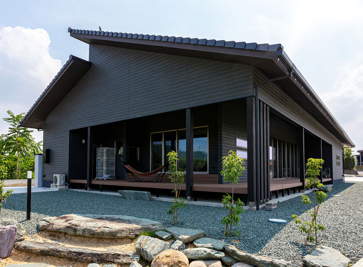 ヤマダホームズ 薪ストーブのあるリビングで、愛車を眺めながら仲間と過ごす夢を実現の建築実例画像5