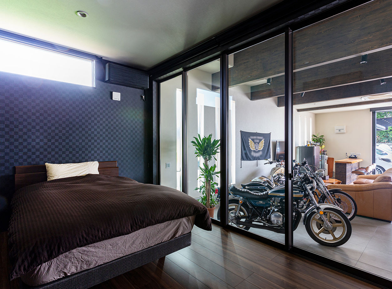 ヤマダホームズ 薪ストーブのあるリビングで、愛車を眺めながら仲間と過ごす夢を実現の建築実例画像6