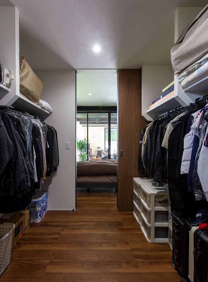 ヤマダホームズ 薪ストーブのあるリビングで、愛車を眺めながら仲間と過ごす夢を実現の建築実例画像7