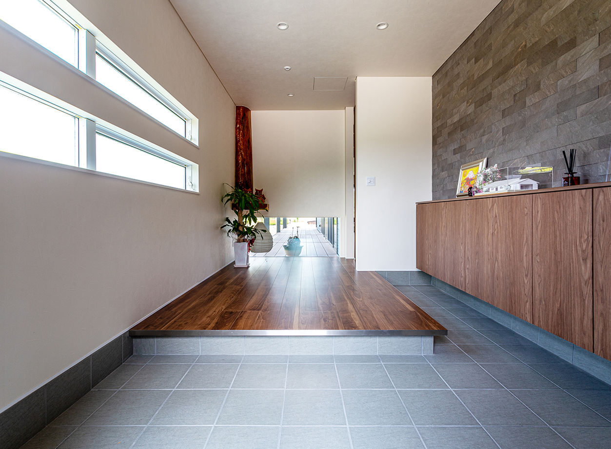 ヤマダホームズ 薪ストーブのあるリビングで、愛車を眺めながら仲間と過ごす夢を実現の建築実例画像9