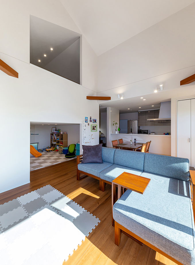 ヤマダホームズ ダイナミックな大屋根の平屋に、天井高を活かしてロフト＋αの空間をつくり、縦空間も楽しめる家にの建築実例画像2