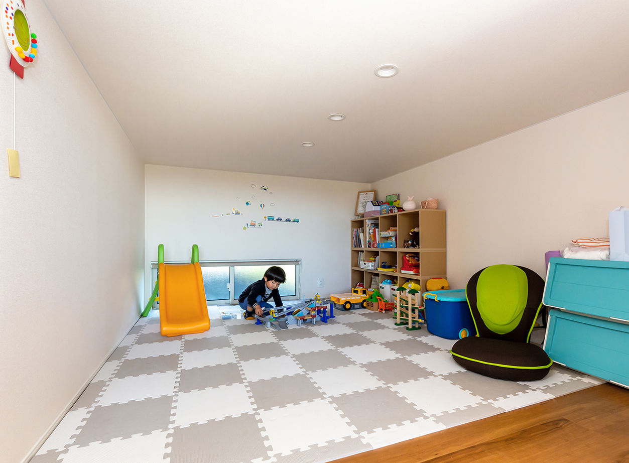 ヤマダホームズ ダイナミックな大屋根の平屋に、天井高を活かしてロフト＋αの空間をつくり、縦空間も楽しめる家にの建築実例画像3