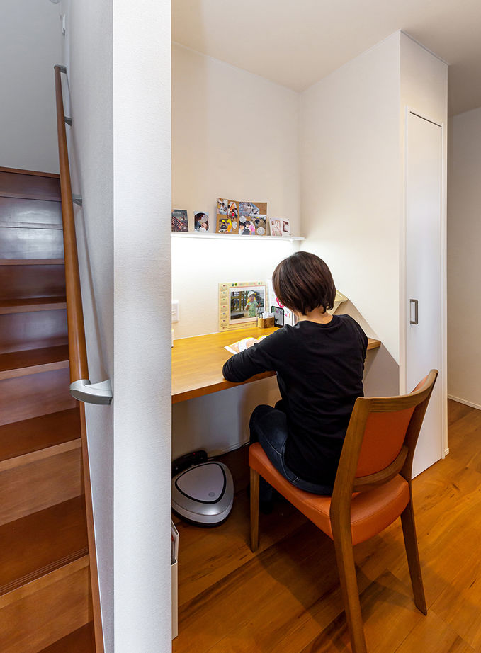 ヤマダホームズ ダイナミックな大屋根の平屋に、天井高を活かしてロフト＋αの空間をつくり、縦空間も楽しめる家にの建築実例画像4