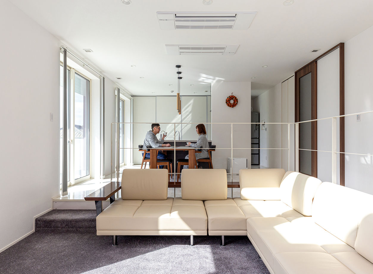 ヤマダホームズ 天井高5.4mの吹抜け＋ダウンリビングが開放感たっぷりのくつろぎを生む、白くモダンな住まいの建築実例画像1