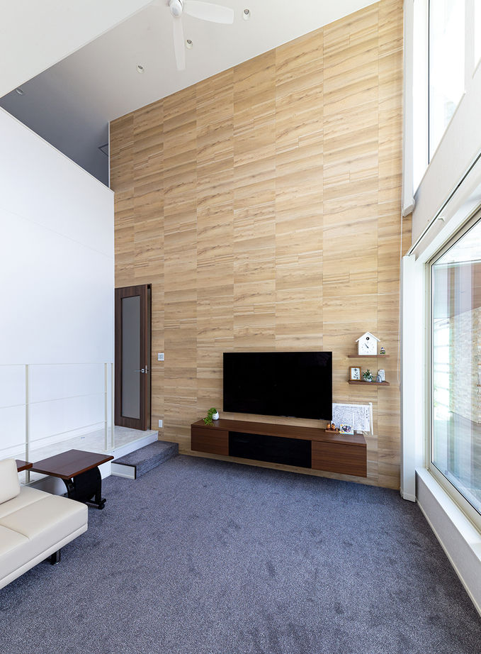 ヤマダホームズ 天井高5.4mの吹抜け＋ダウンリビングが開放感たっぷりのくつろぎを生む、白くモダンな住まいの建築実例画像2