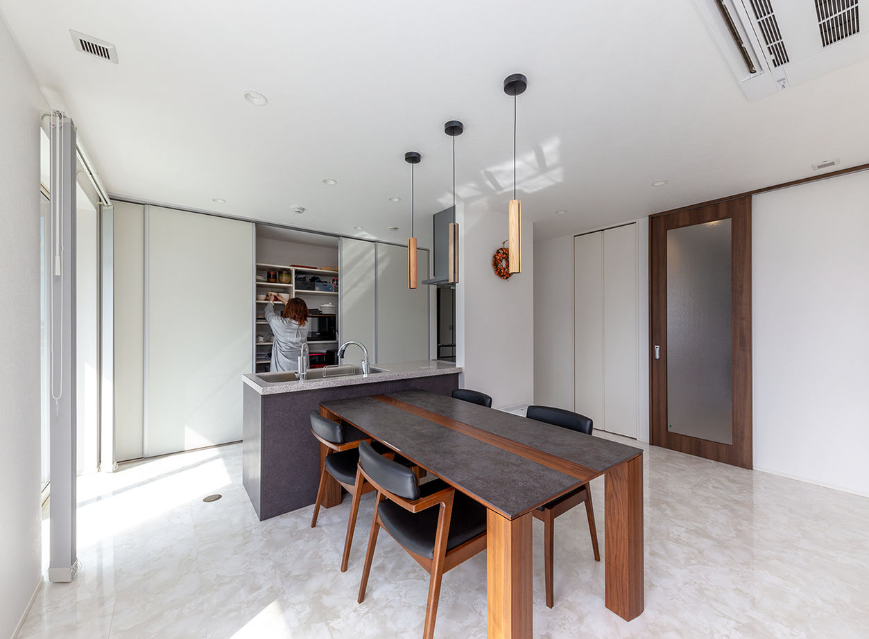 ヤマダホームズ 天井高5.4mの吹抜け＋ダウンリビングが開放感たっぷりのくつろぎを生む、白くモダンな住まいの建築実例画像3