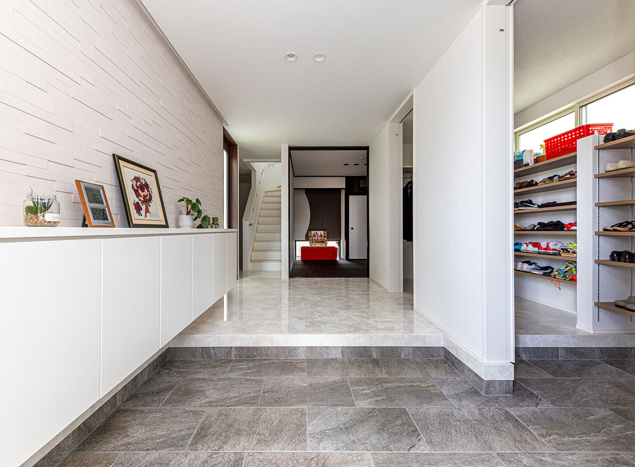 ヤマダホームズ 天井高5.4mの吹抜け＋ダウンリビングが開放感たっぷりのくつろぎを生む、白くモダンな住まいの建築実例画像4