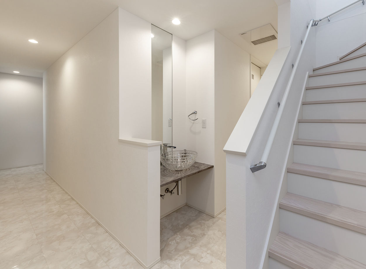 ヤマダホームズ 天井高5.4mの吹抜け＋ダウンリビングが開放感たっぷりのくつろぎを生む、白くモダンな住まいの建築実例画像5