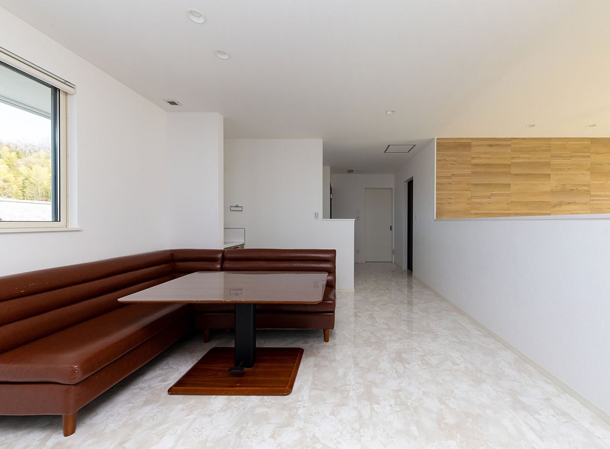 ヤマダホームズ 天井高5.4mの吹抜け＋ダウンリビングが開放感たっぷりのくつろぎを生む、白くモダンな住まいの建築実例画像7