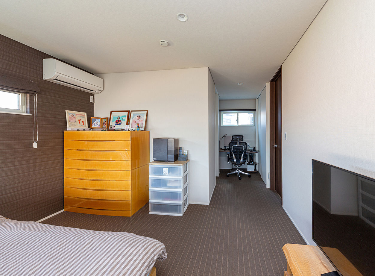 ヤマダホームズ 天井高5.4mの吹抜け＋ダウンリビングが開放感たっぷりのくつろぎを生む、白くモダンな住まいの建築実例画像8