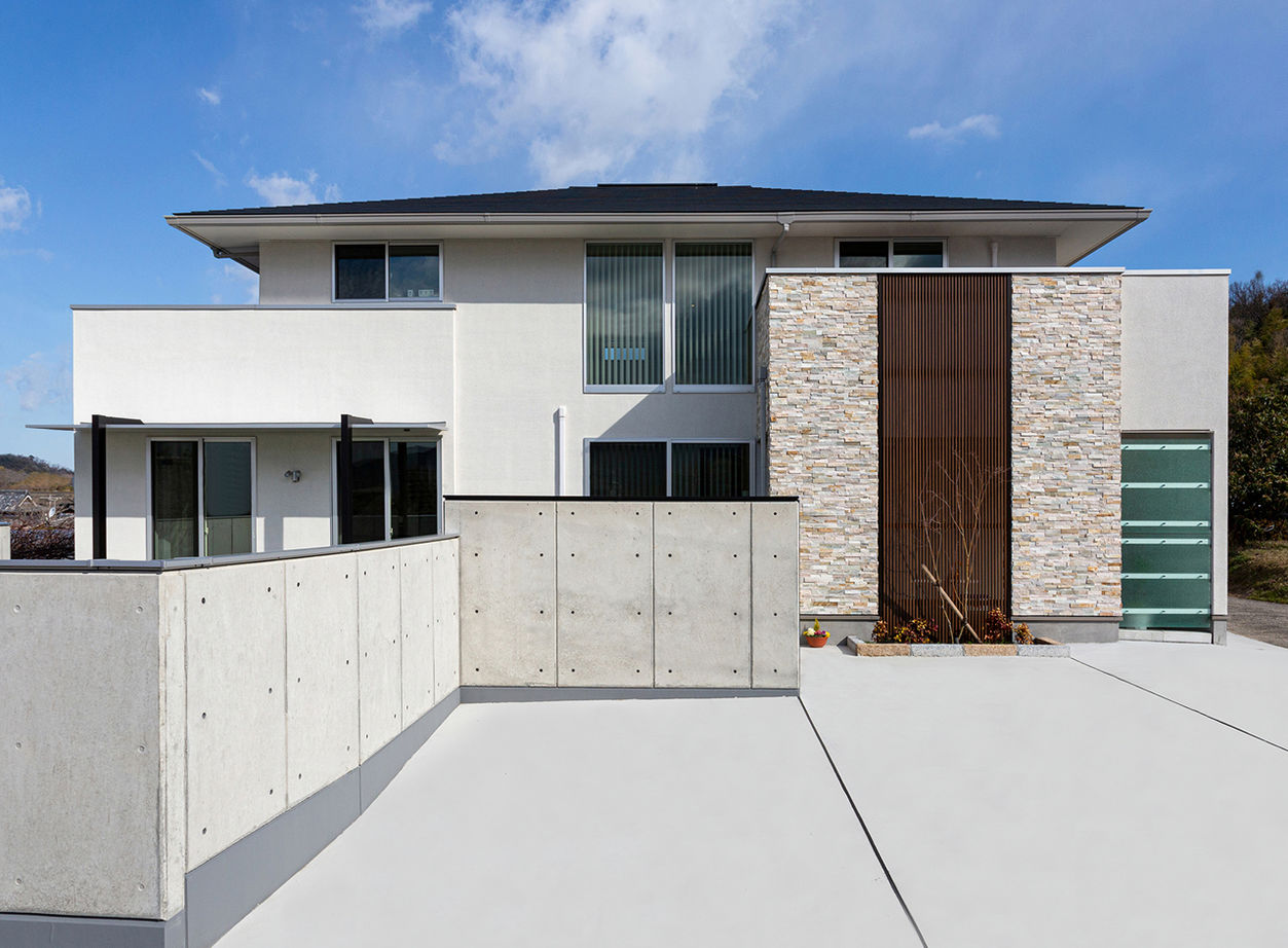 ヤマダホームズ 天井高5.4mの吹抜け＋ダウンリビングが開放感たっぷりのくつろぎを生む、白くモダンな住まいの建築実例画像9