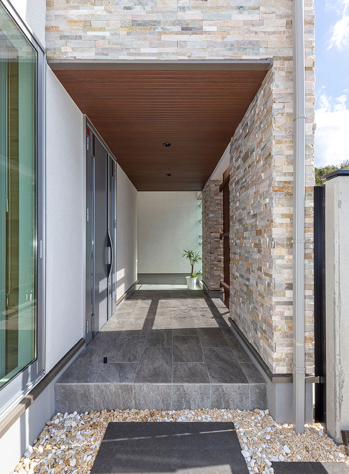 ヤマダホームズ 天井高5.4mの吹抜け＋ダウンリビングが開放感たっぷりのくつろぎを生む、白くモダンな住まいの建築実例画像10