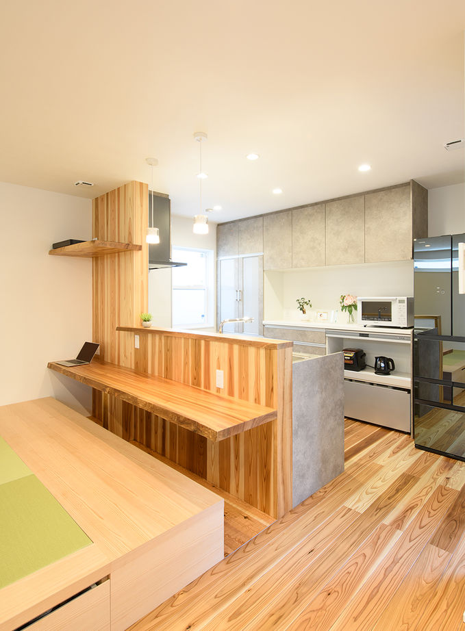 ヤマダホームズ 共働きの2人が帰宅後にホッとくつろげる、畳コーナーと中庭のある和モダンの家の建築実例画像2