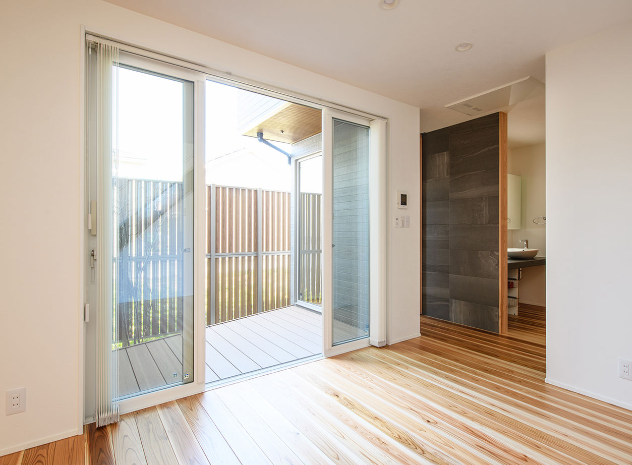 ヤマダホームズ 共働きの2人が帰宅後にホッとくつろげる、畳コーナーと中庭のある和モダンの家の建築実例画像3