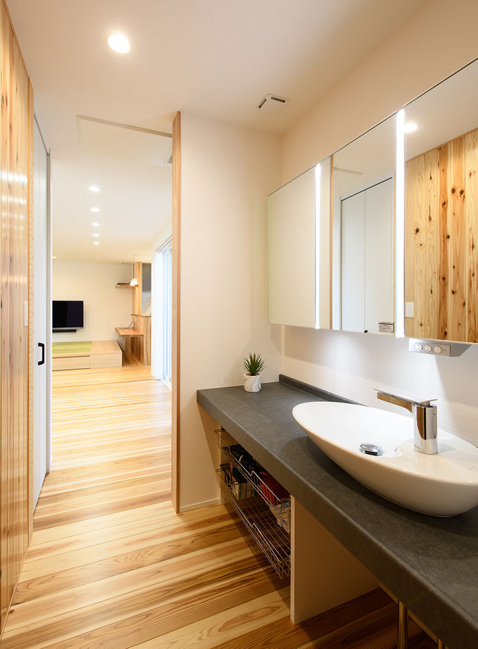 ヤマダホームズ 共働きの2人が帰宅後にホッとくつろげる、畳コーナーと中庭のある和モダンの家の建築実例画像4