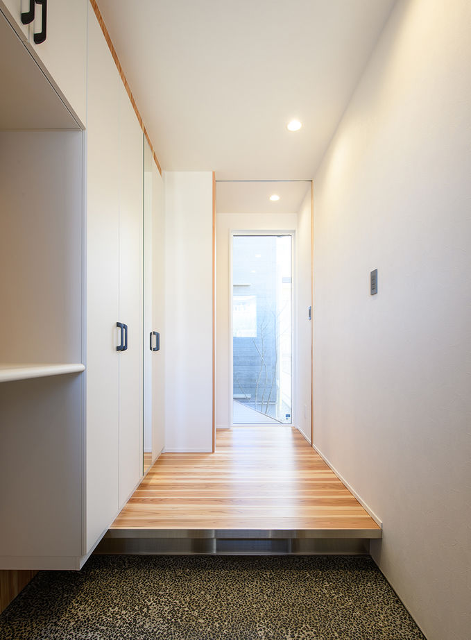 ヤマダホームズ 共働きの2人が帰宅後にホッとくつろげる、畳コーナーと中庭のある和モダンの家の建築実例画像6