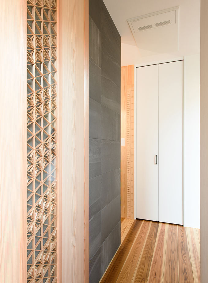 ヤマダホームズ 共働きの2人が帰宅後にホッとくつろげる、畳コーナーと中庭のある和モダンの家の建築実例画像7